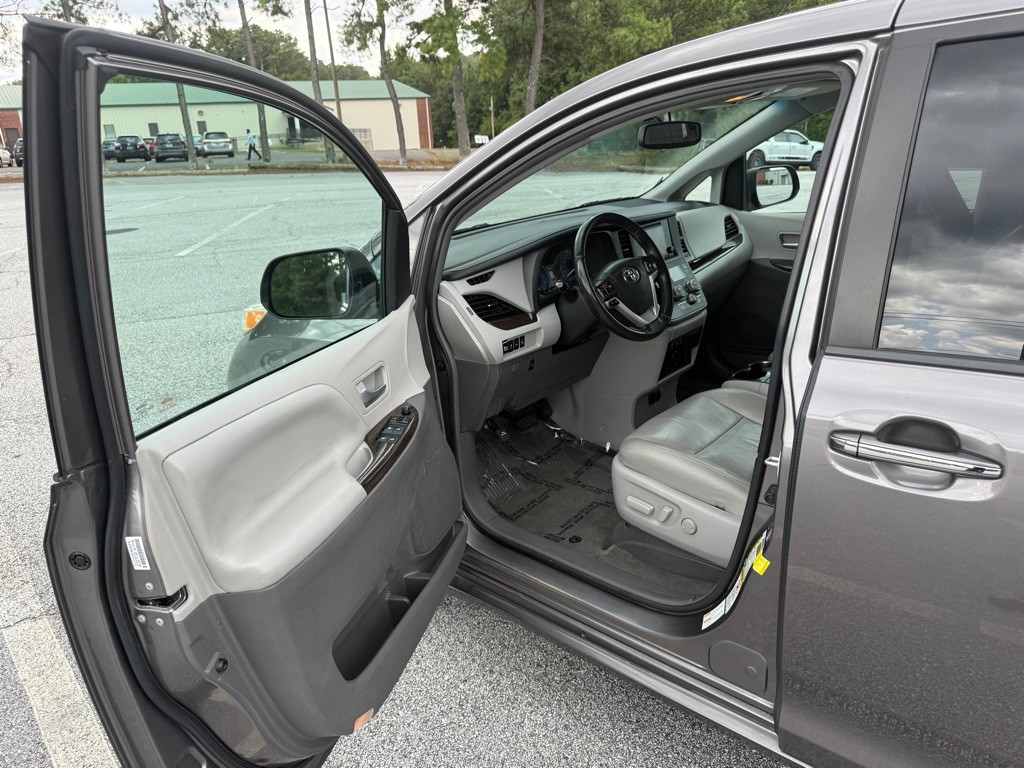 2017 Toyota Sienna Image 9