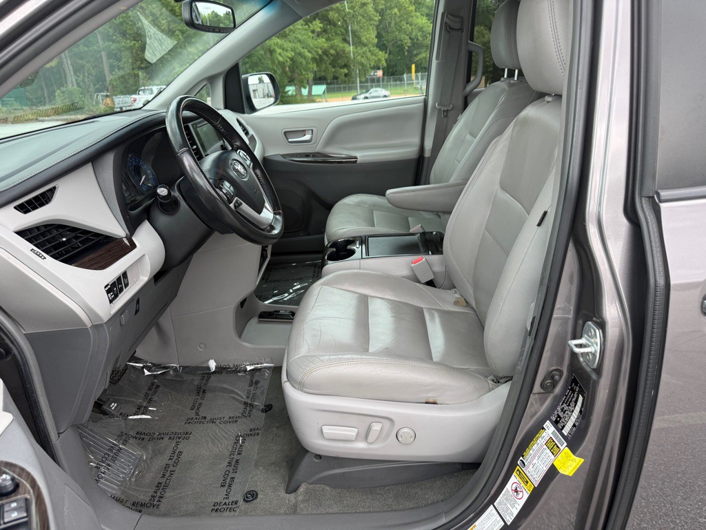 2017 Toyota Sienna Image 10