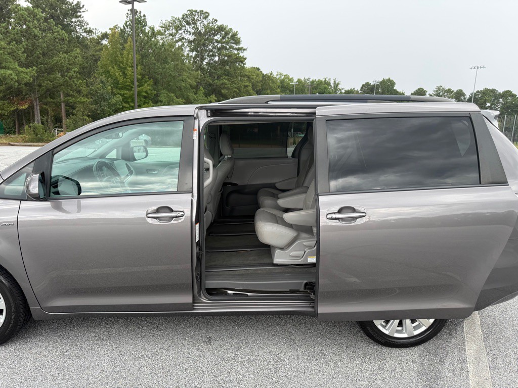2017 Toyota Sienna Image 11