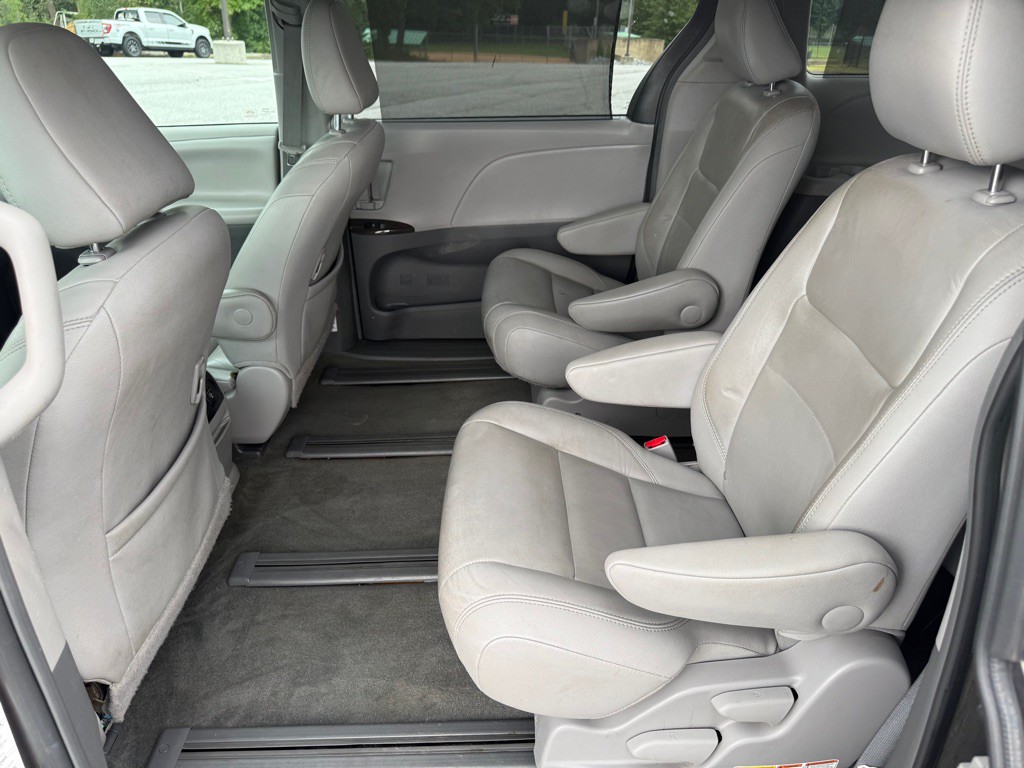 2017 Toyota Sienna Image 12
