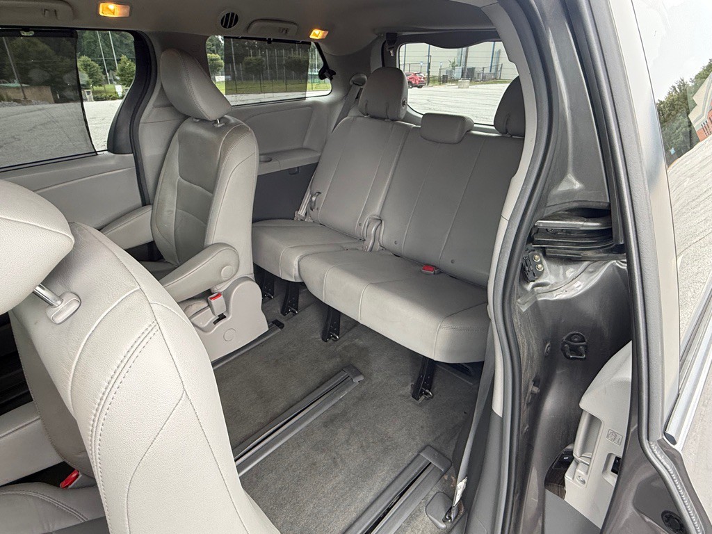 2017 Toyota Sienna Image 13
