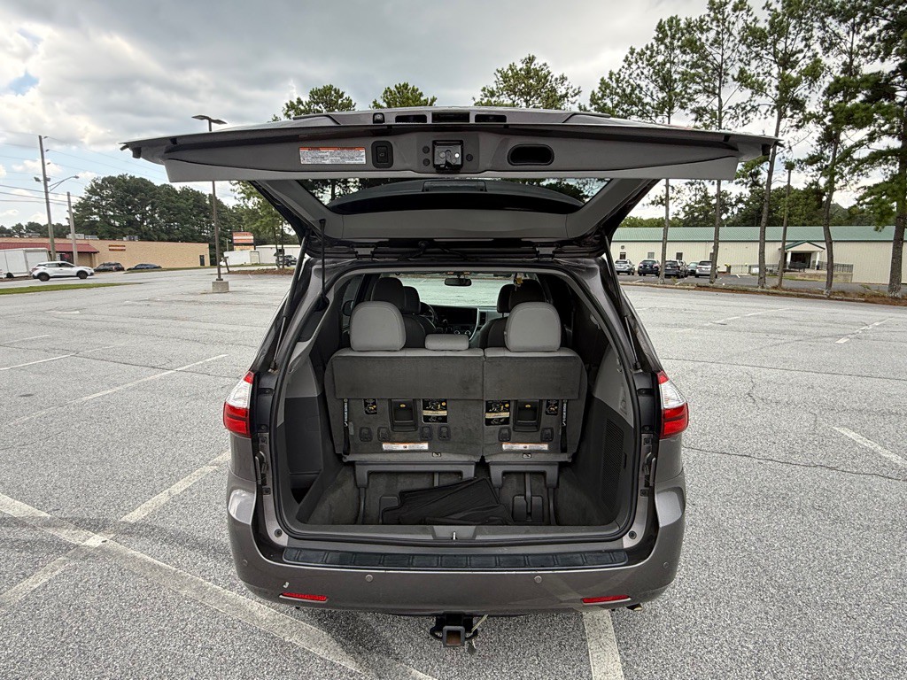 2017 Toyota Sienna Image 14