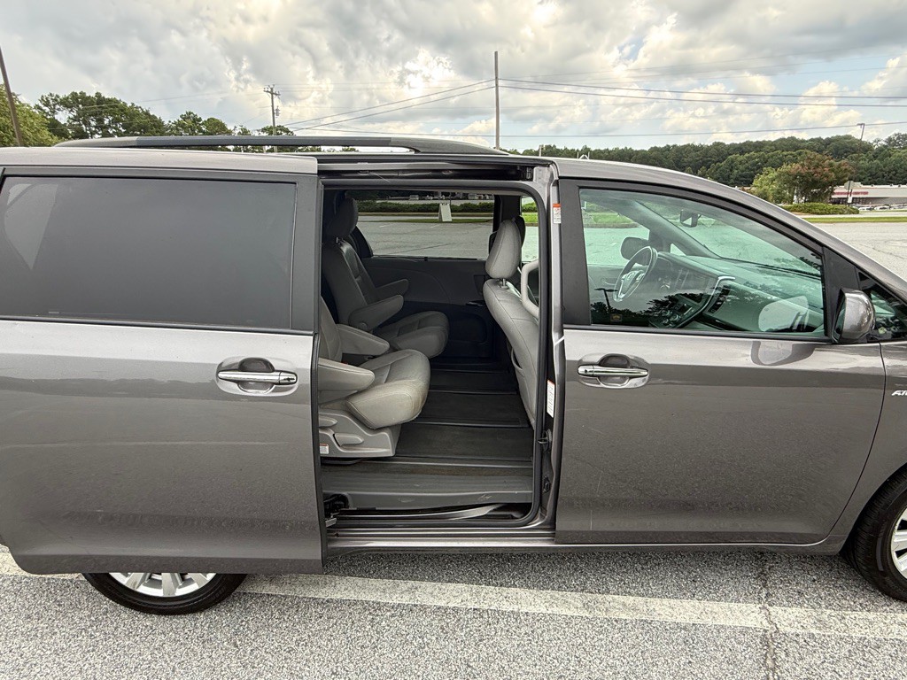 2017 Toyota Sienna Image 15