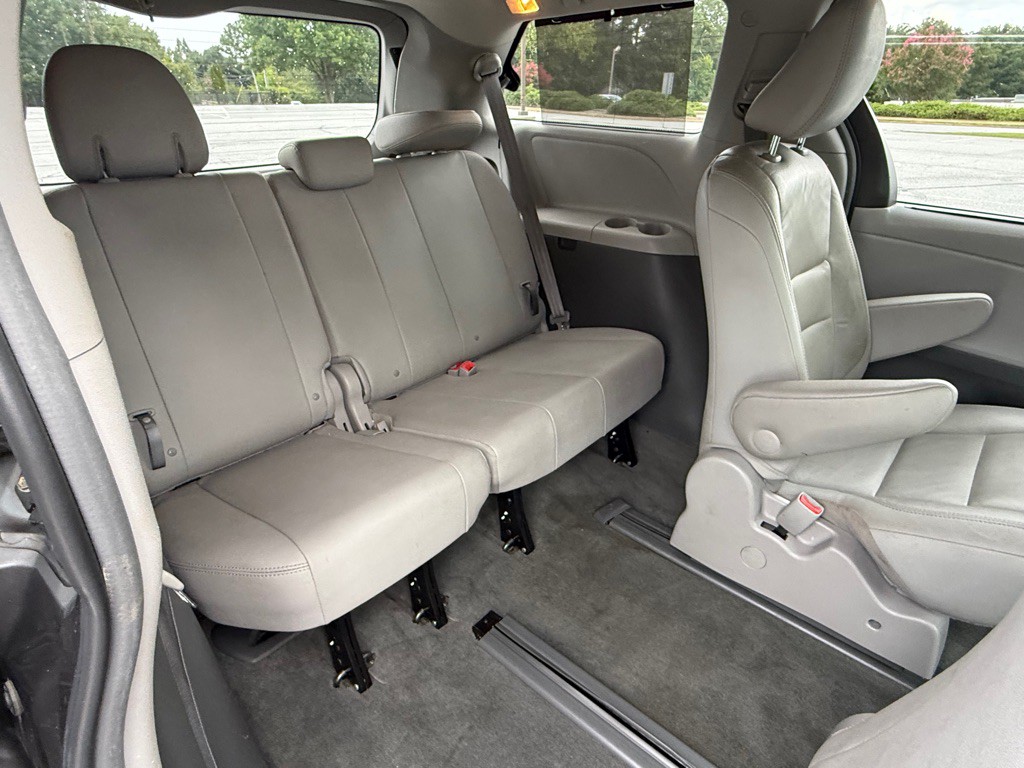 2017 Toyota Sienna Image 16