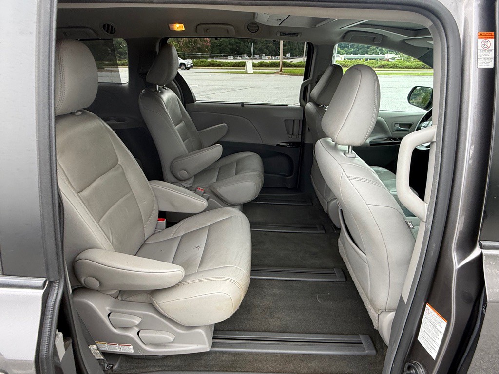2017 Toyota Sienna Image 17