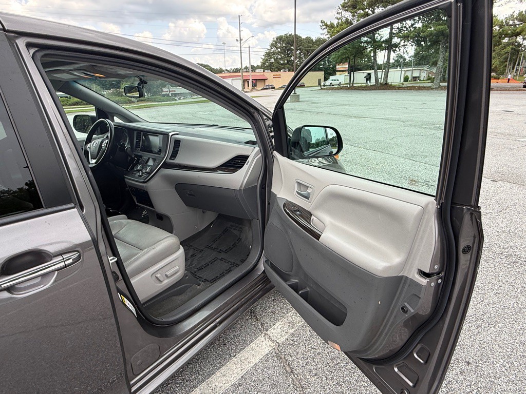 2017 Toyota Sienna Image 18