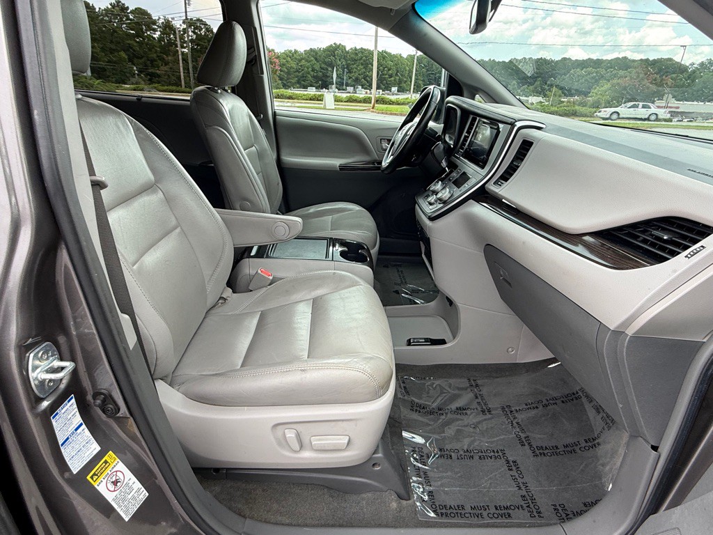 2017 Toyota Sienna Image 19