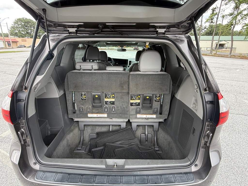 2017 Toyota Sienna Image 32