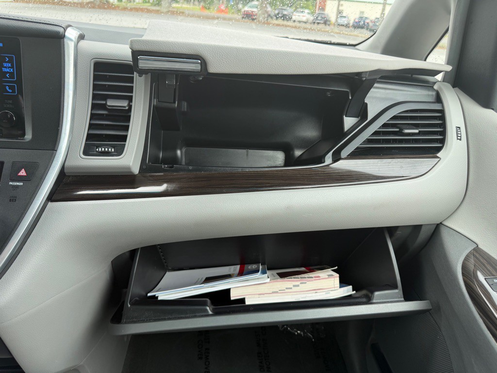 2017 Toyota Sienna Image 48