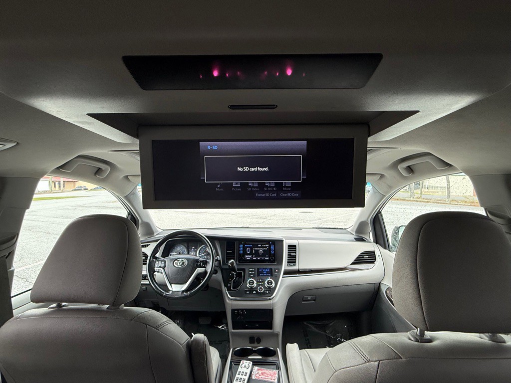 2017 Toyota Sienna Image 49