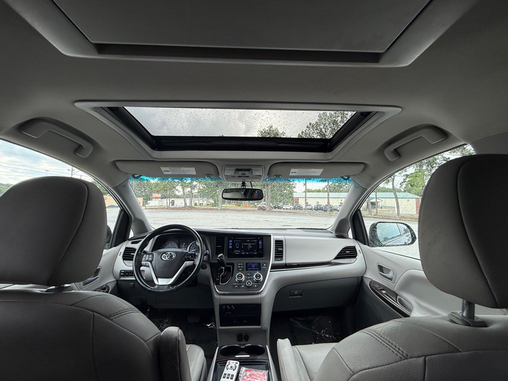 2017 Toyota Sienna Image 50