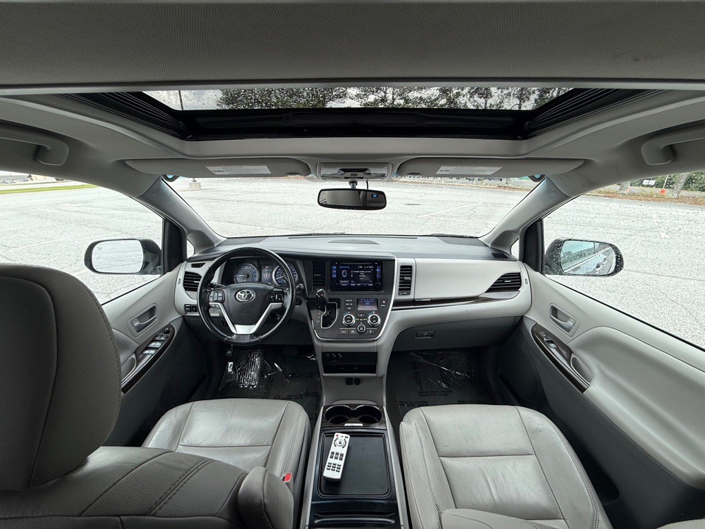 2017 Toyota Sienna Image 51