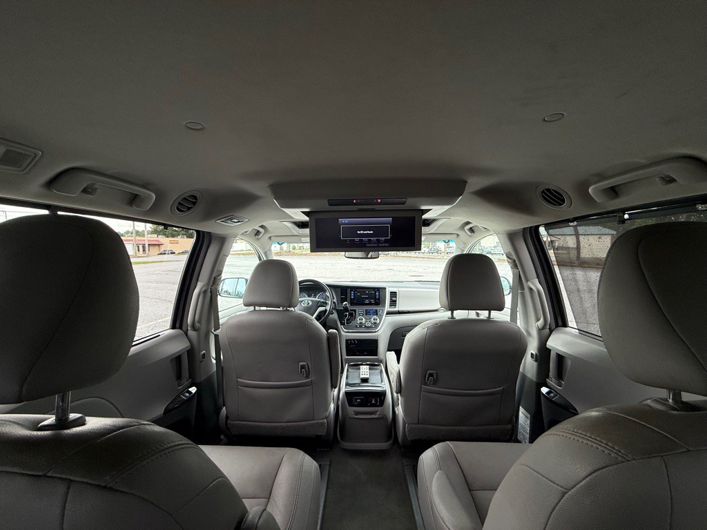 2017 Toyota Sienna Image 54