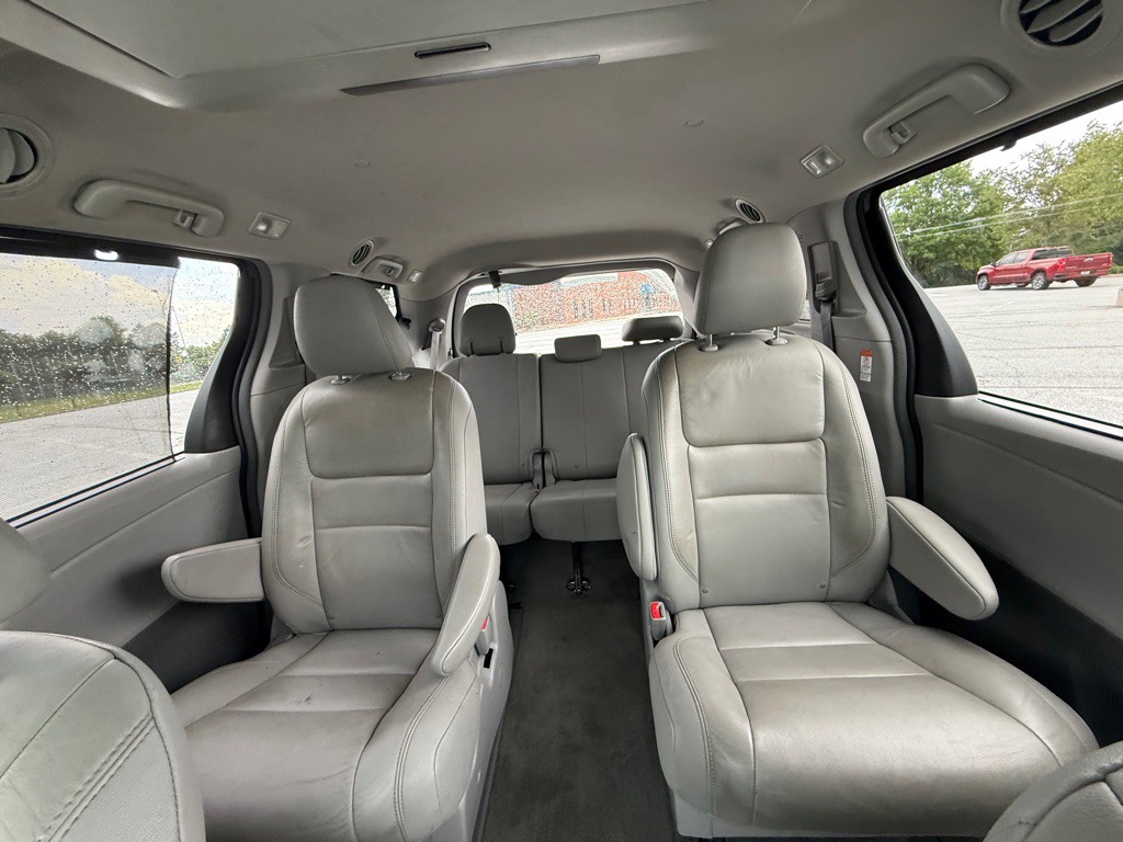 2017 Toyota Sienna Image 58