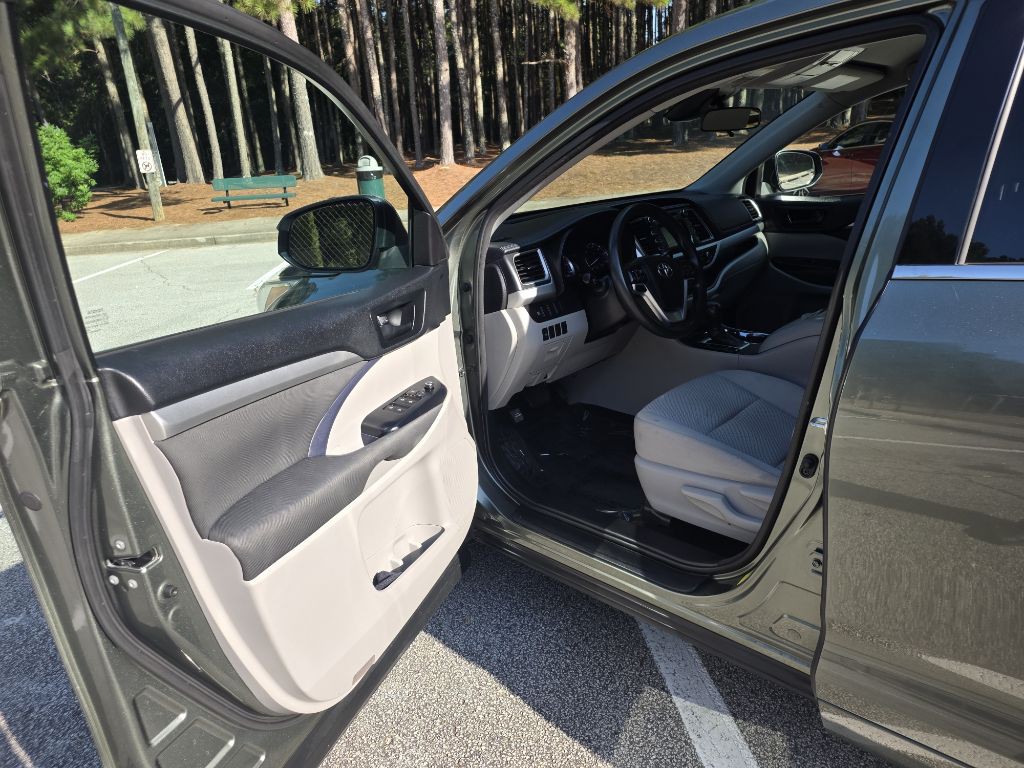 2017 Toyota Highlander Image 9