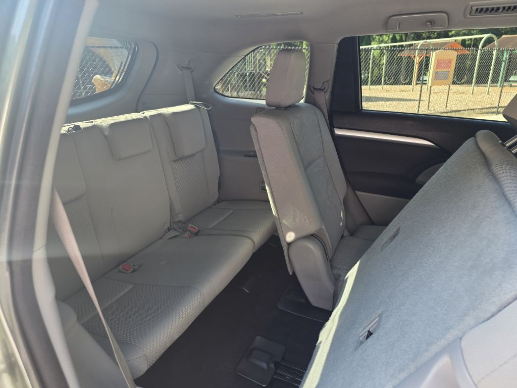 2017 Toyota Highlander Image 16
