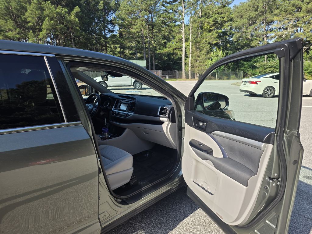 2017 Toyota Highlander Image 17