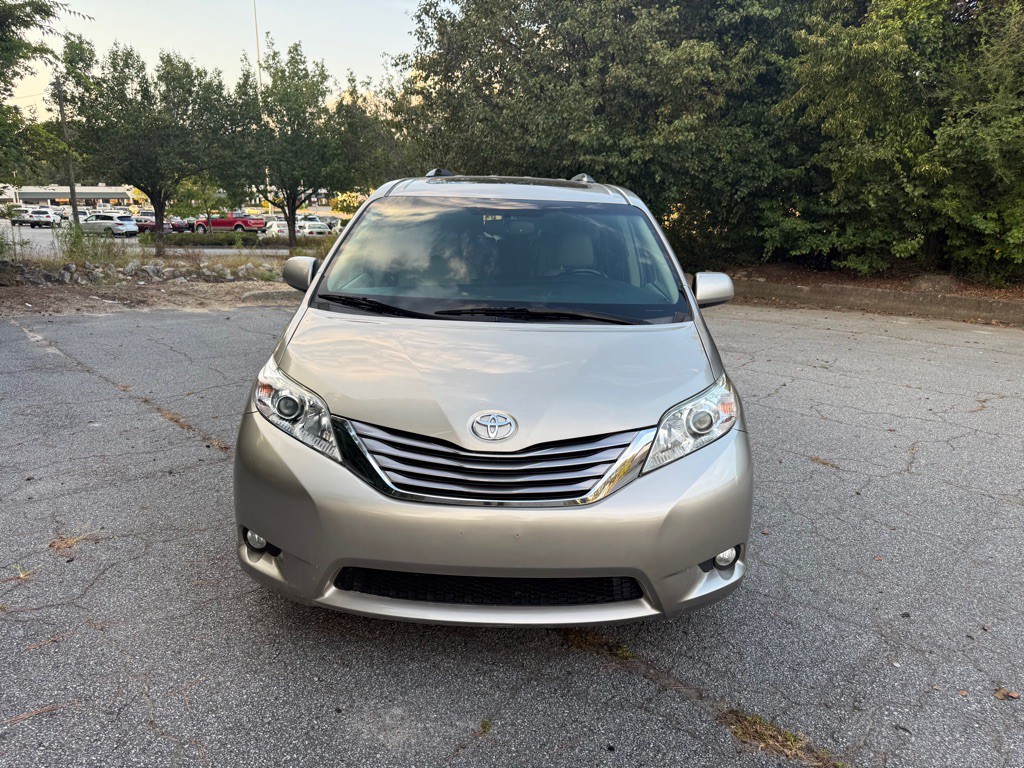 2017 Toyota Sienna Image 2