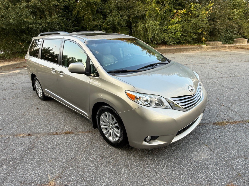 2017 Toyota Sienna Image 3