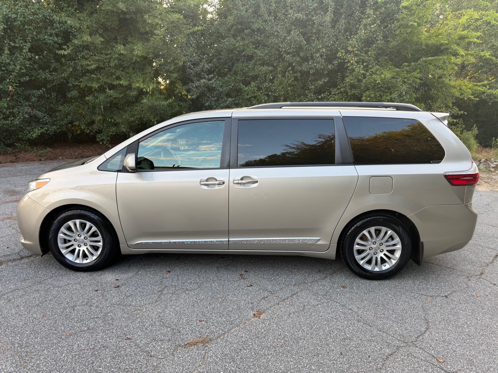 2017 Toyota Sienna Image 4