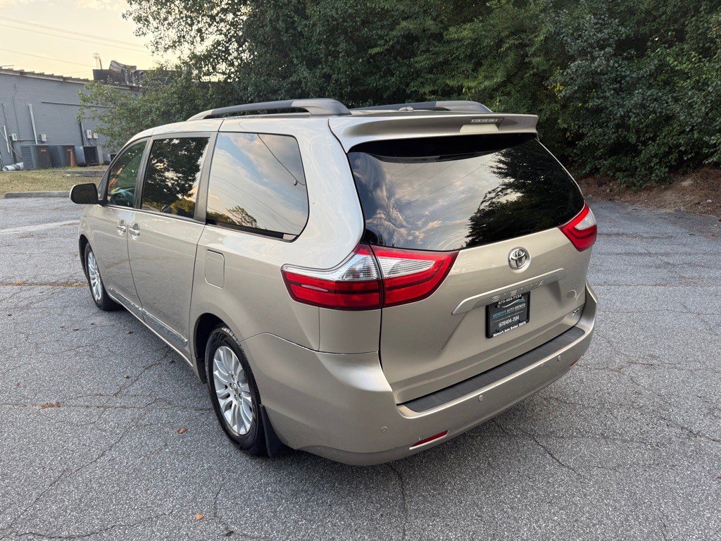2017 Toyota Sienna Image 5