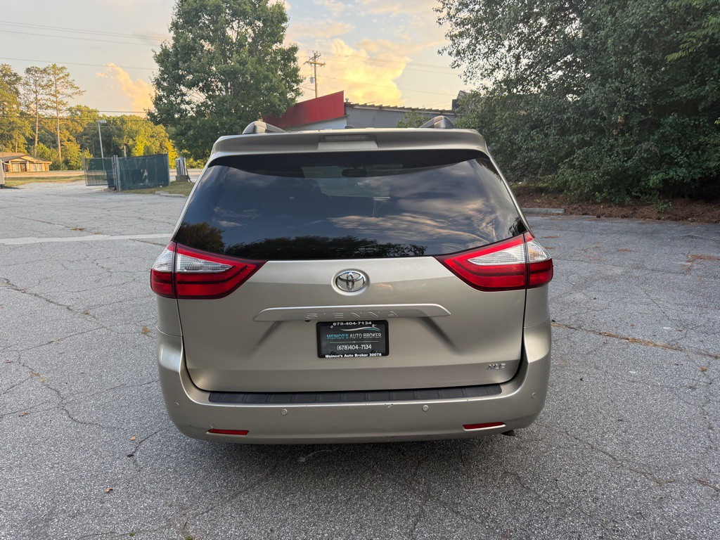 2017 Toyota Sienna Image 6