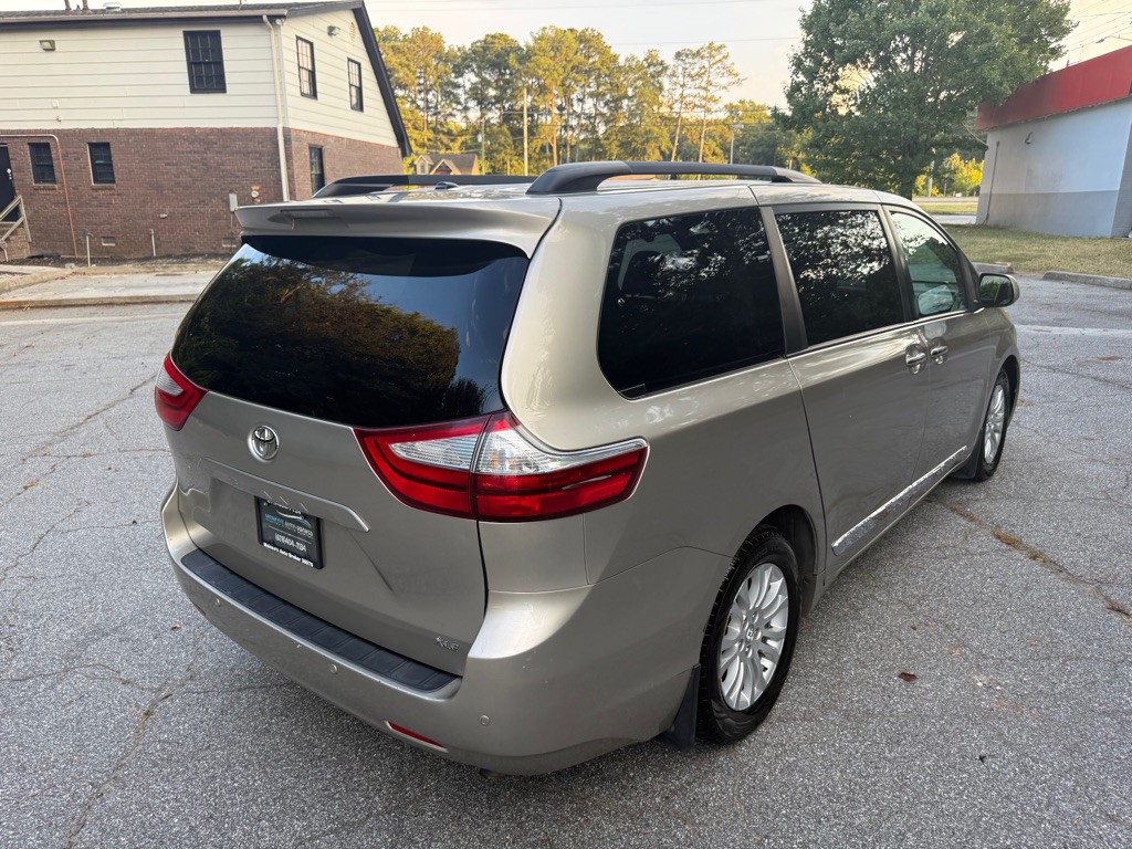 2017 Toyota Sienna Image 9