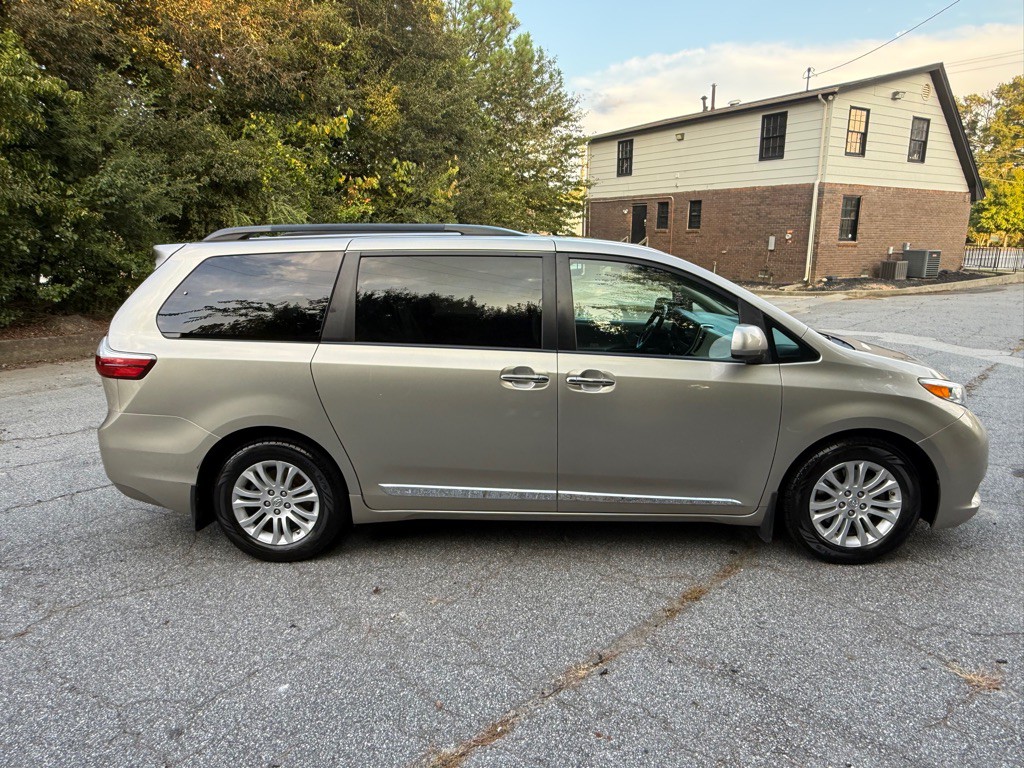 2017 Toyota Sienna Image 10