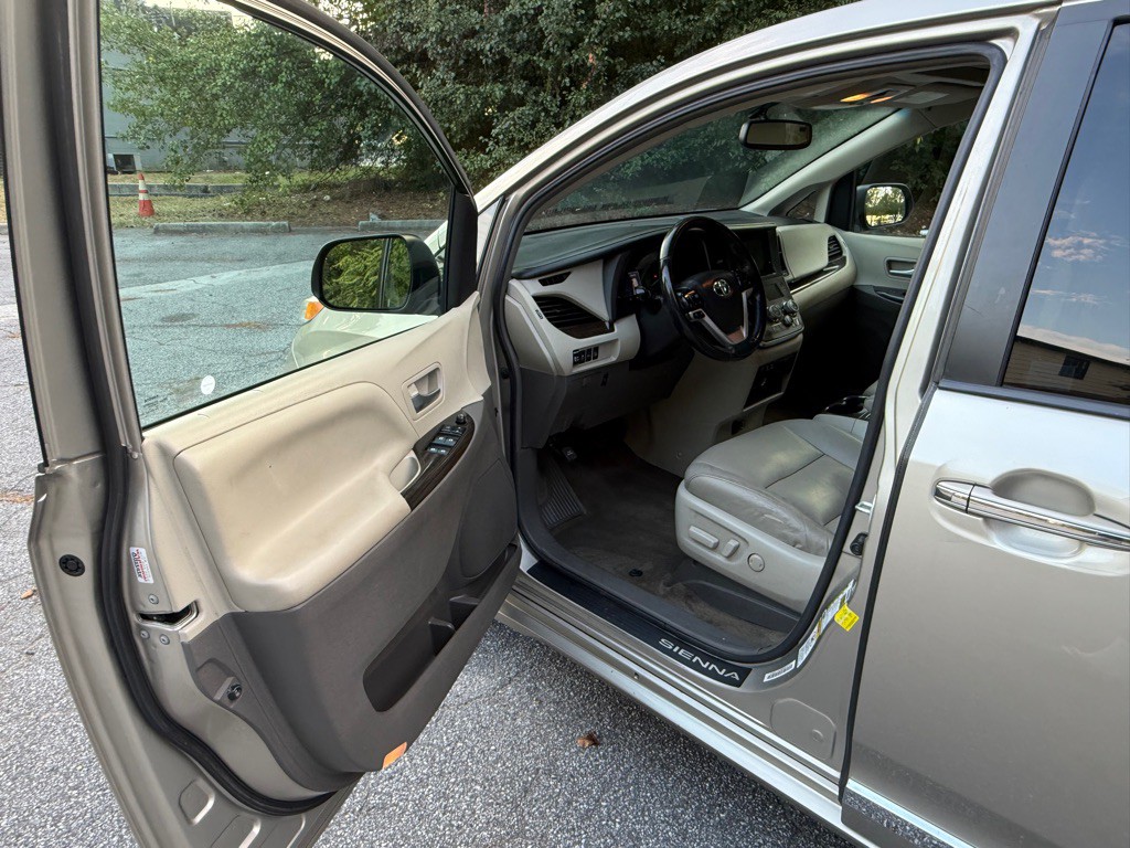 2017 Toyota Sienna Image 11