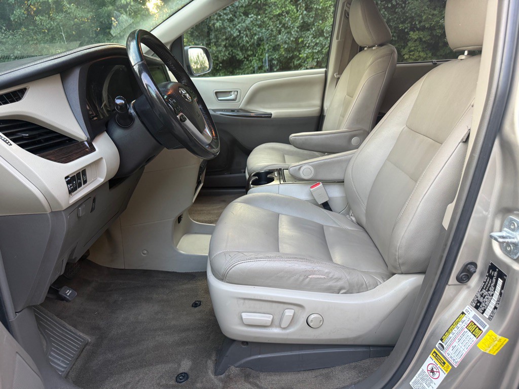 2017 Toyota Sienna Image 12