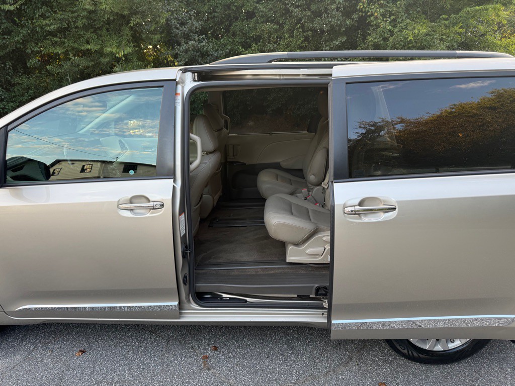 2017 Toyota Sienna Image 13