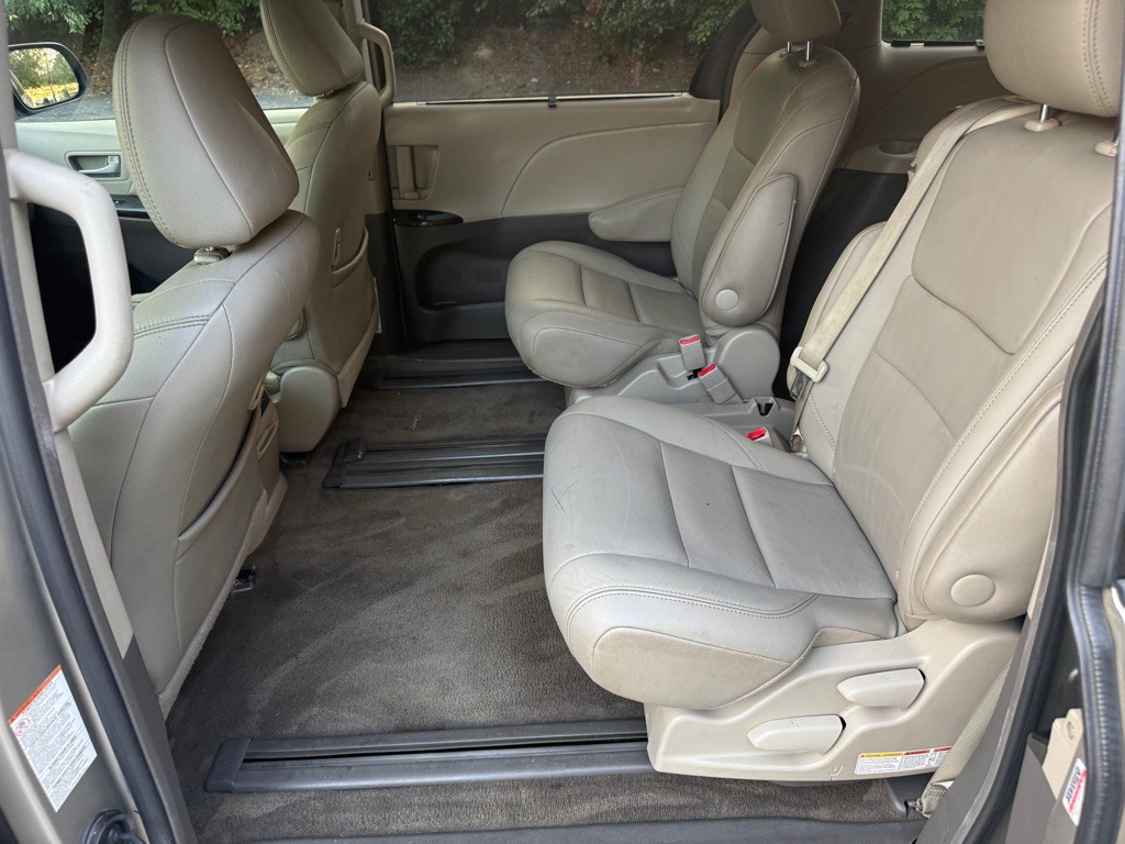 2017 Toyota Sienna Image 14