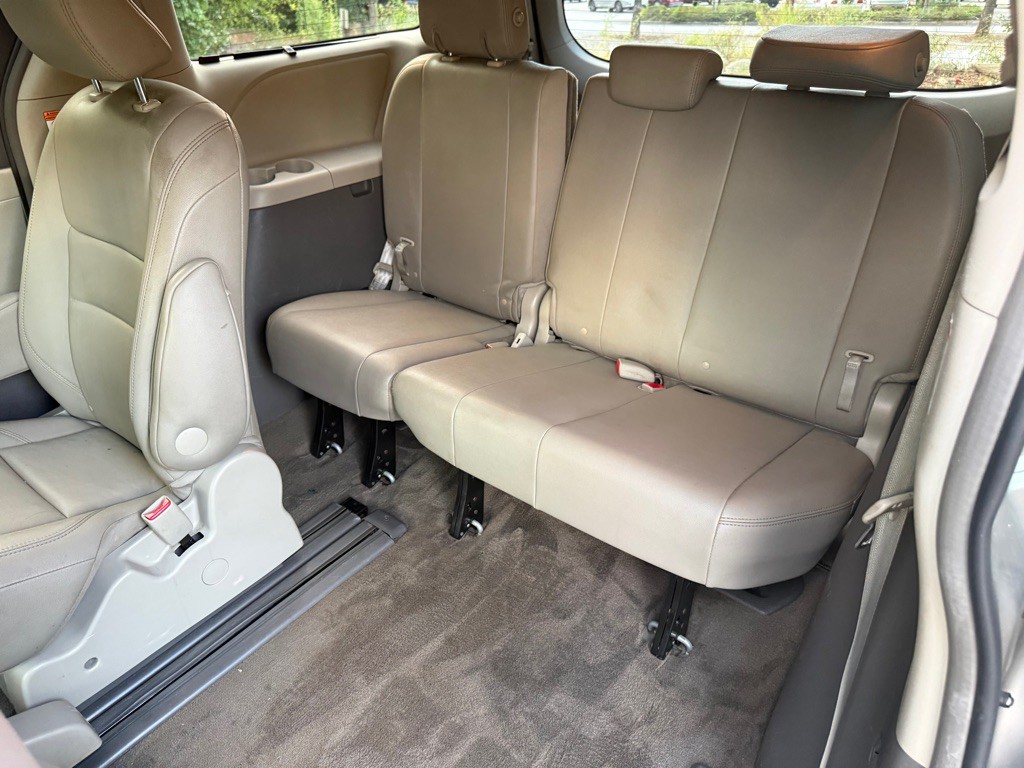 2017 Toyota Sienna Image 15
