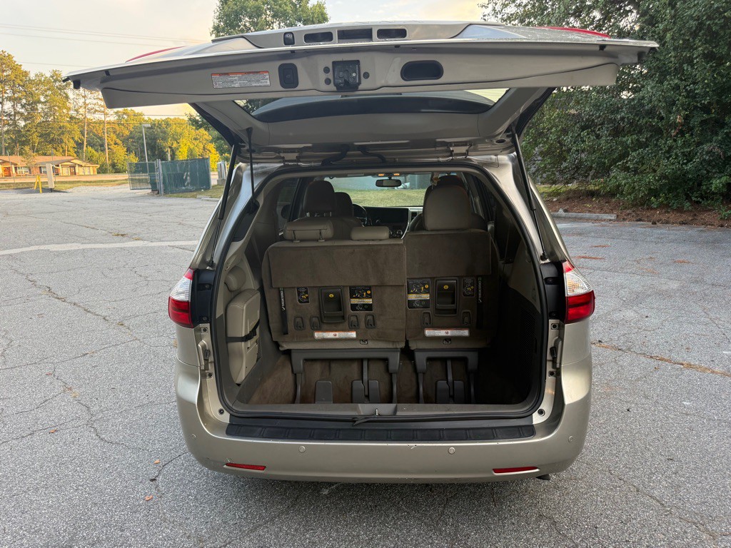 2017 Toyota Sienna Image 17