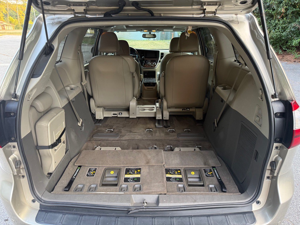 2017 Toyota Sienna Image 20