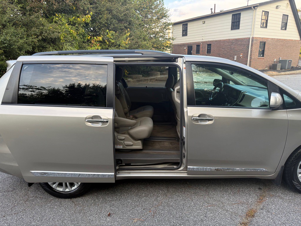 2017 Toyota Sienna Image 21