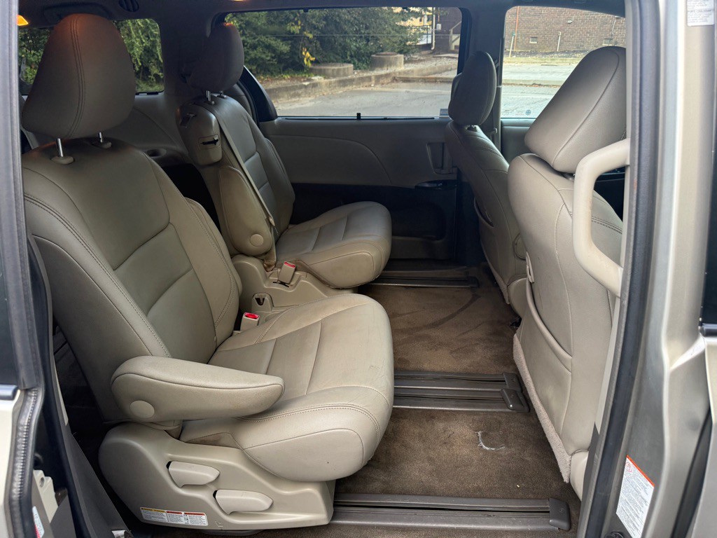 2017 Toyota Sienna Image 22