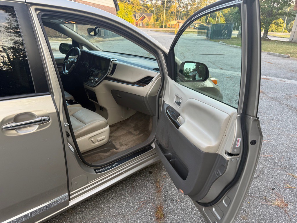 2017 Toyota Sienna Image 23