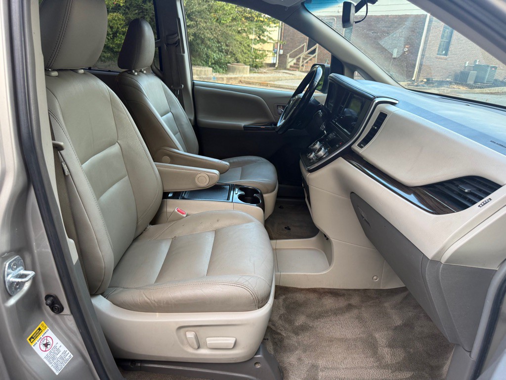 2017 Toyota Sienna Image 24