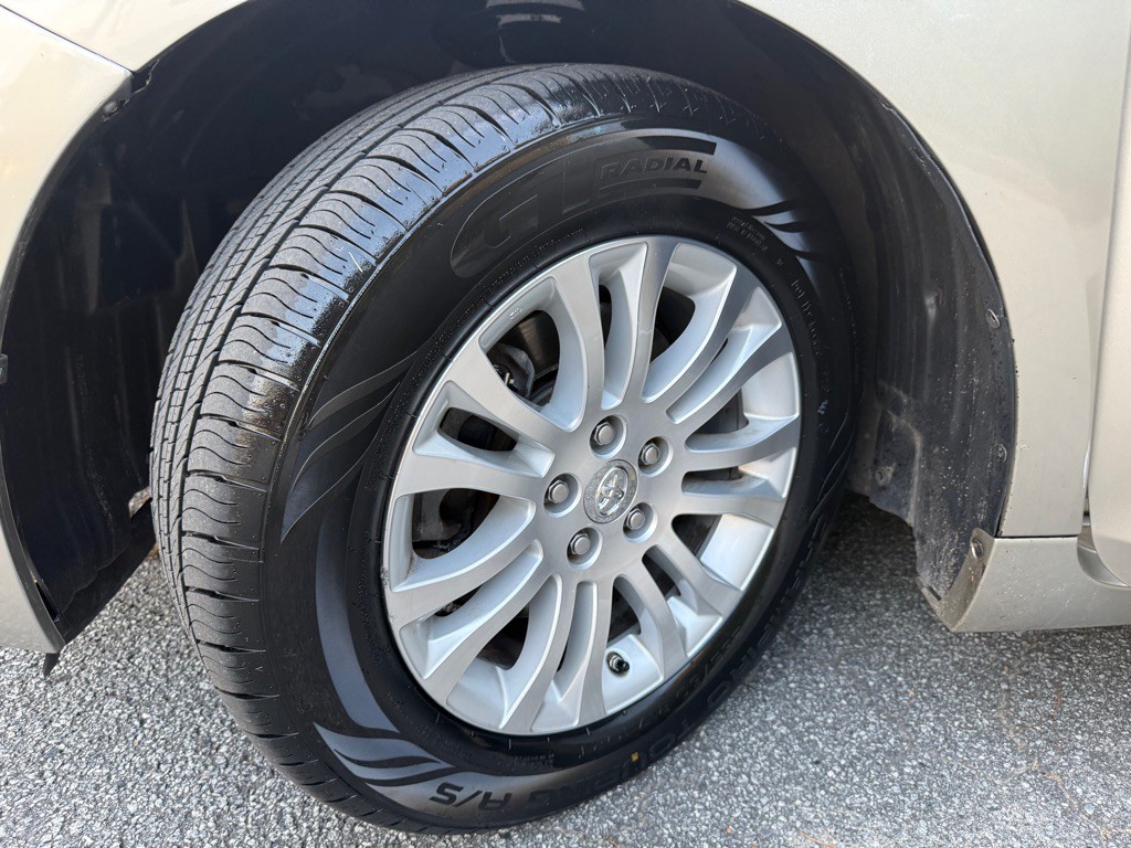 2017 Toyota Sienna Image 26