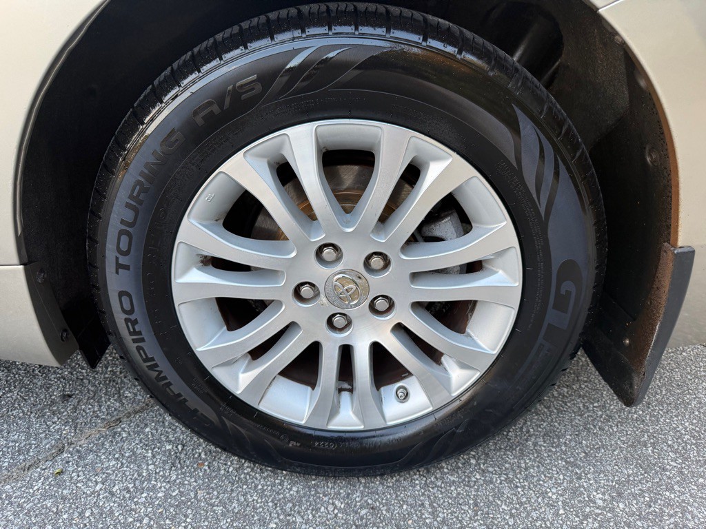 2017 Toyota Sienna Image 27