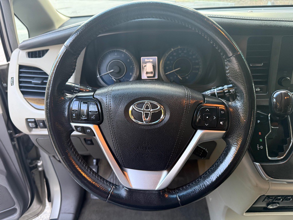 2017 Toyota Sienna Image 33