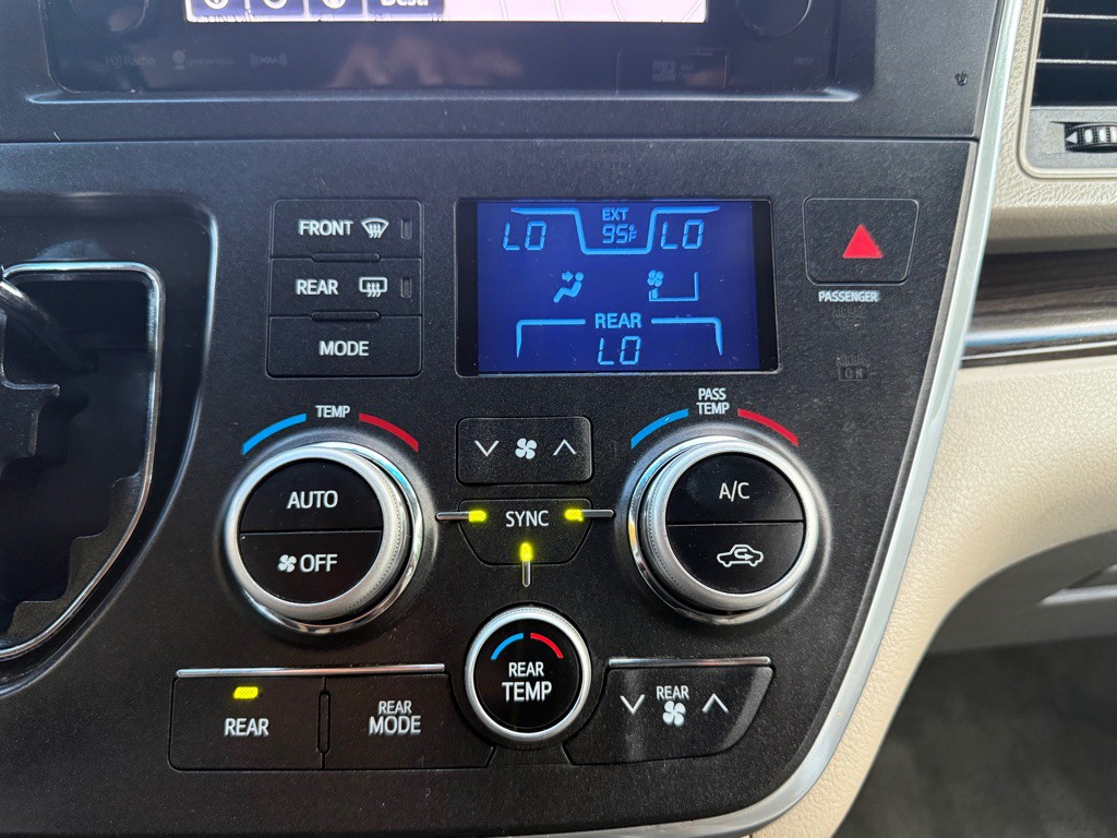 2017 Toyota Sienna Image 43