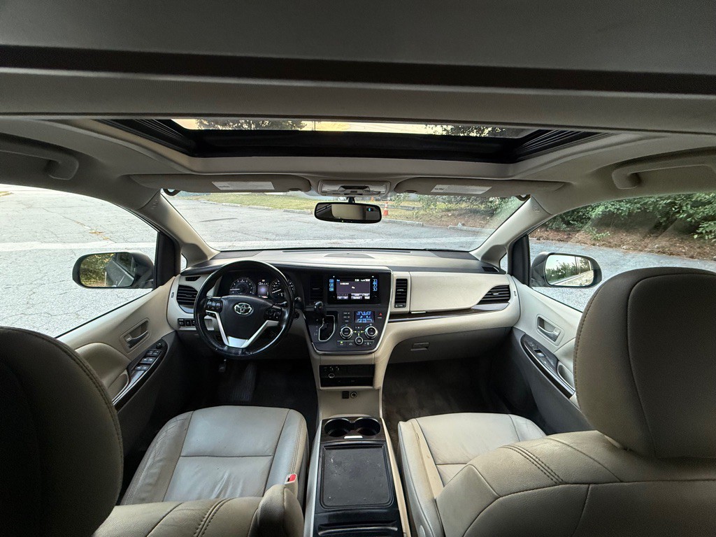2017 Toyota Sienna Image 57
