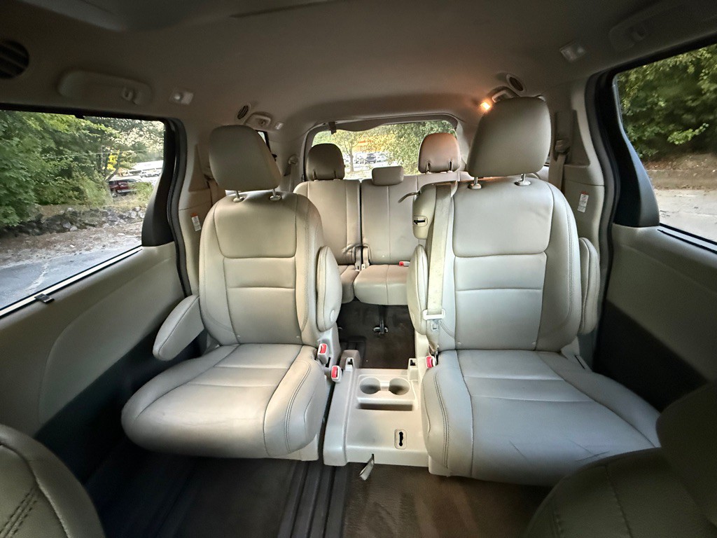 2017 Toyota Sienna Image 58