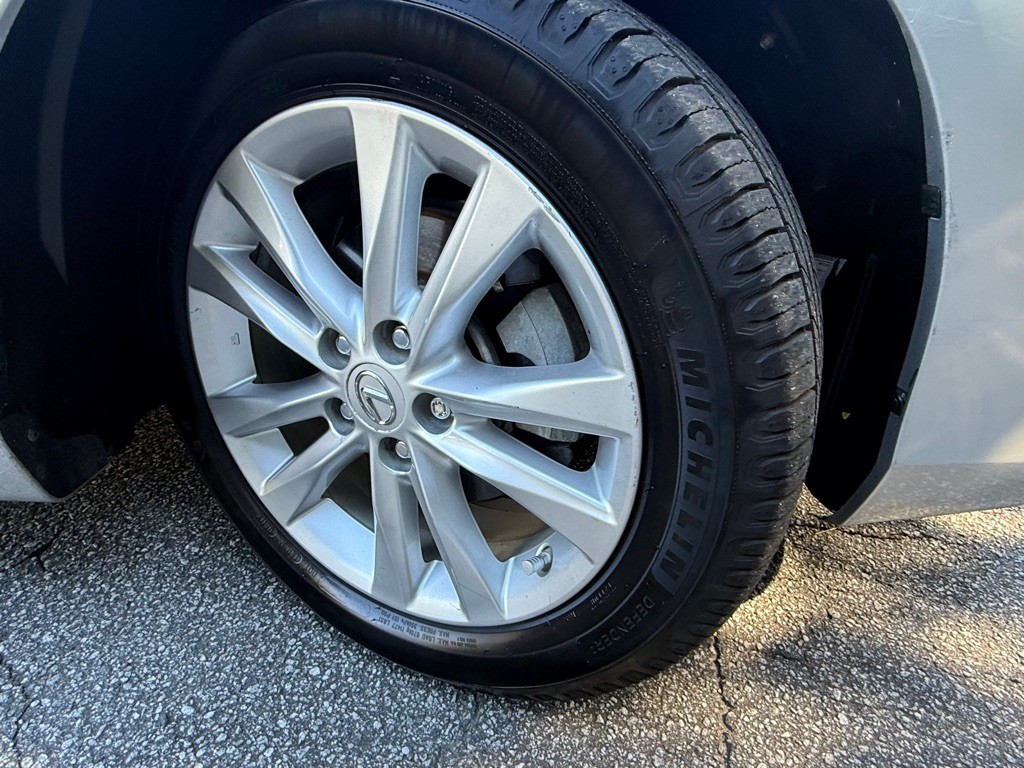 2010 Lexus ES Image 24