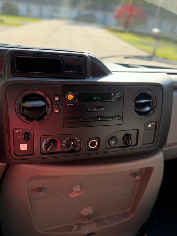 2012 Ford E-series Image 15
