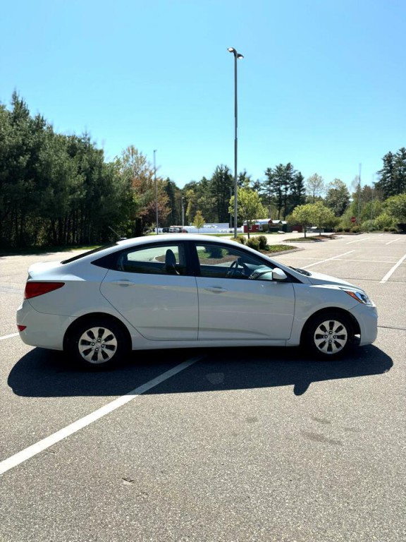 2017 Hyundai Accent Image 8
