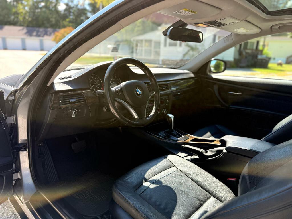 2010 BMW 3 Series Image 15
