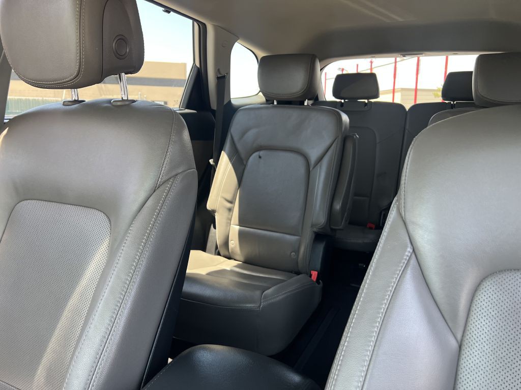 2016 Hyundai Santa Fe Image 9